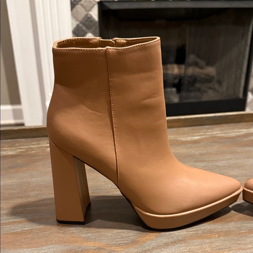 Journee Collection Marnnie Platform Ankle Bootie Tan Size 9.5 Block Heel NWOB - Picture 3 of 12